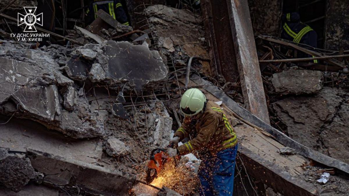 Внаслідок масованого ракетного удару по Києву кількість загиблих зросла до 23
