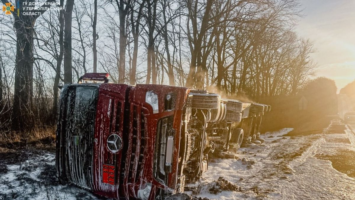 Через негоду на Тернопільщині перекинувся бензовоз
