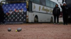 Кидати кулі і триматися за життя