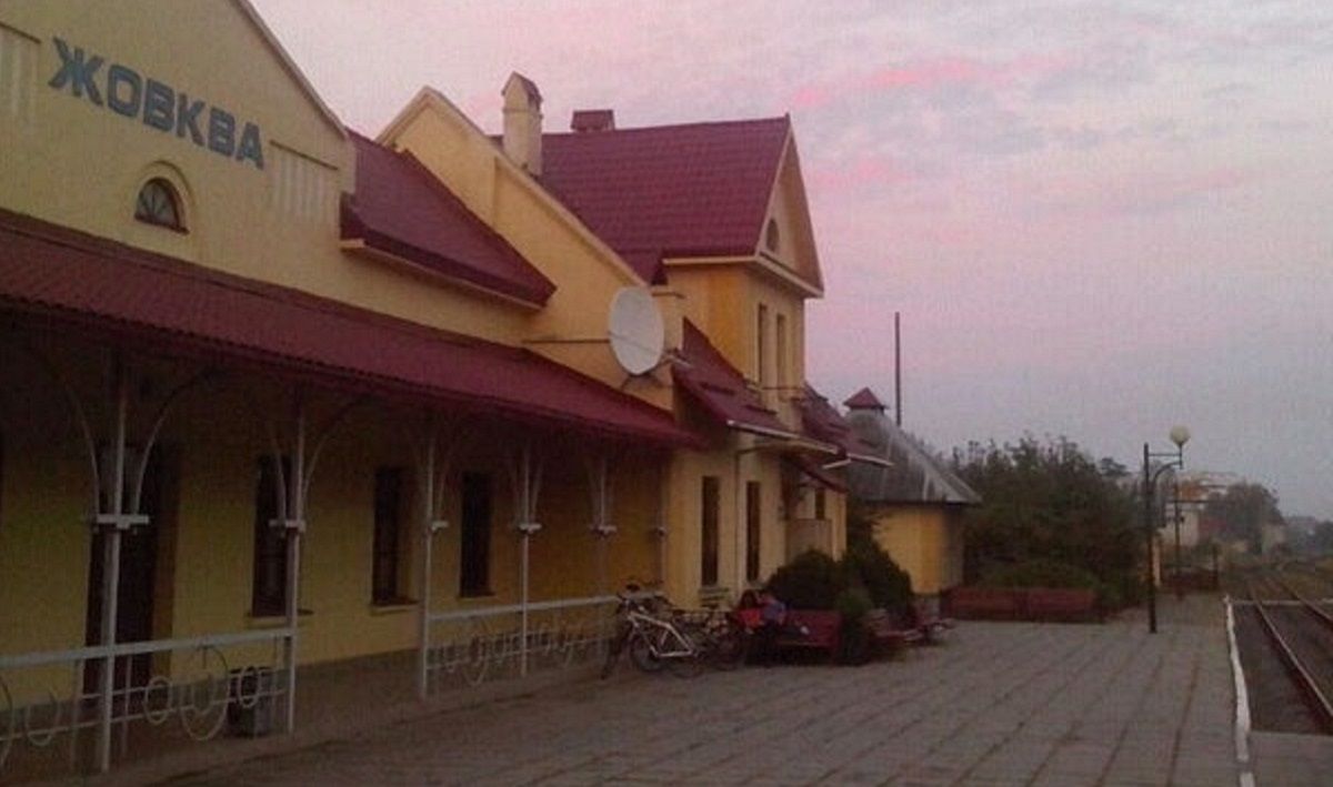 Поблизу залізничного вокзалу у Жовкві знайшли мертву жінку