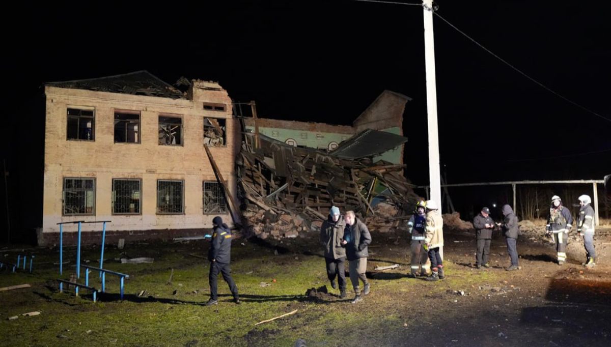 Росіяни влучили зенітною ракетою у школу в Харкові