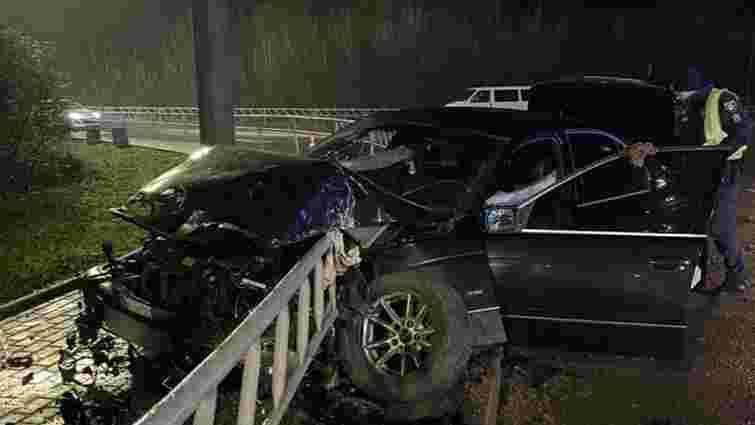 Вночі у Луцьку п'яний водій без прав розбив свій BMW на кільці