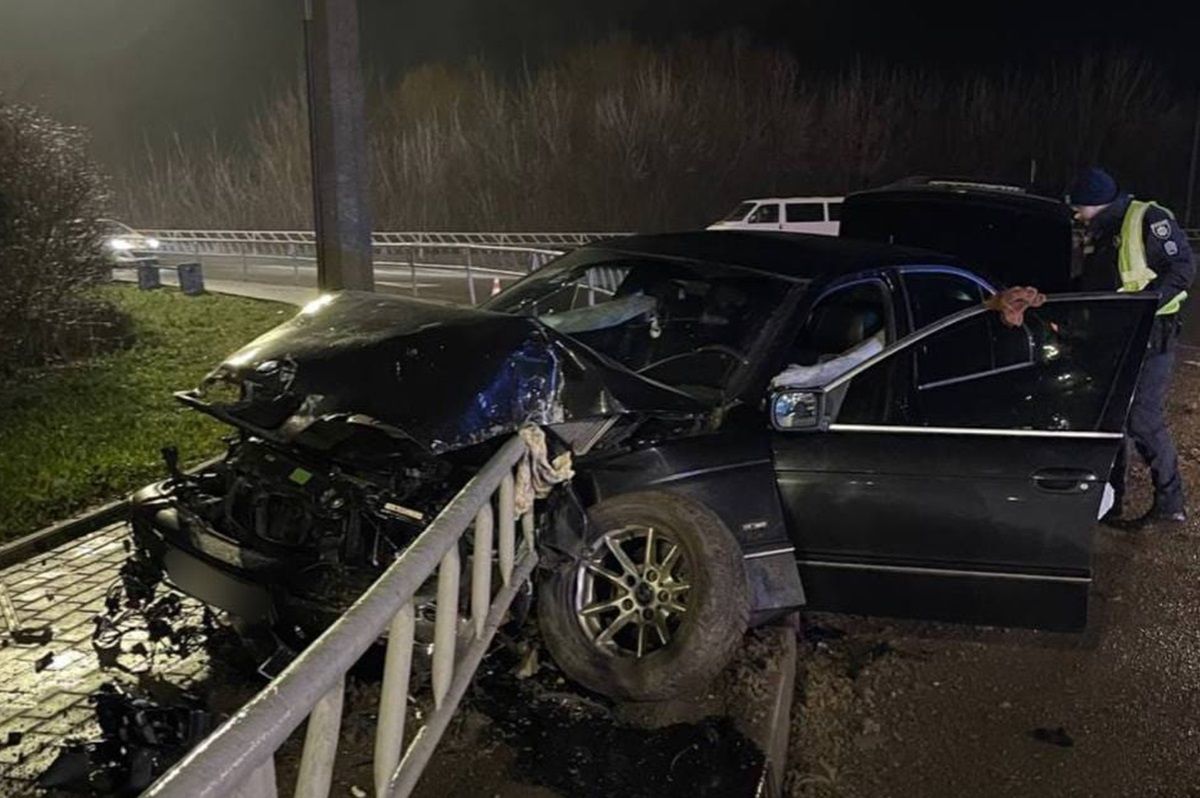 Вночі у Луцьку п'яний водій без прав розбив свій BMW на кільці
