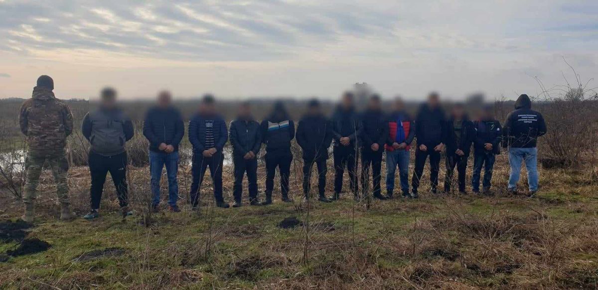 Прикордонники пострілами зупинили 12 чоловіків із Закарпаття, які втікали з України