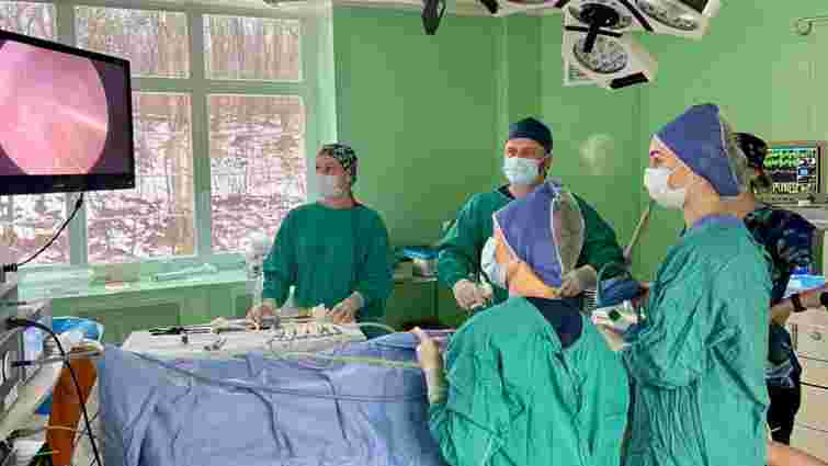 Львівські хірурги успішно прооперували 16-річну дівчину зі складною вадою кишківника