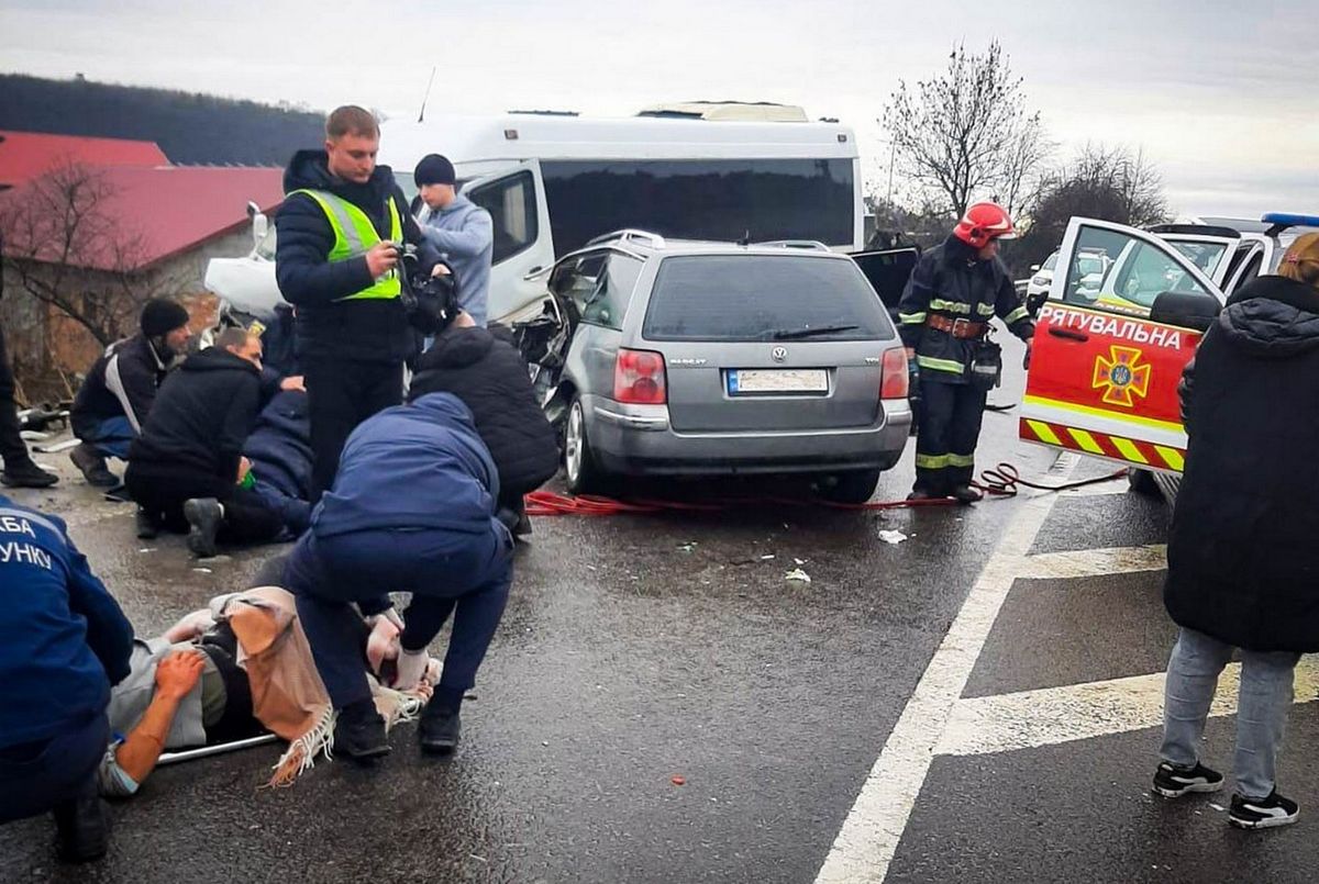 В Тернопільському районі в ДТП за участю рейсового автобуса постраждало 8 людей 