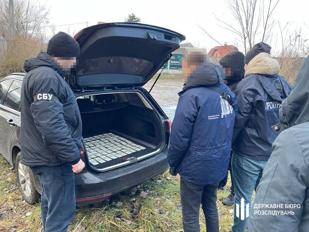 Поліцейського з Волині затримали на хабарі в $5 тис. від підприємця