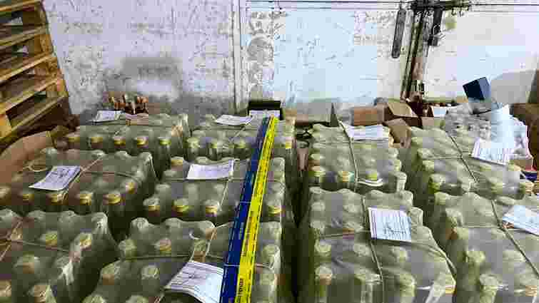 На Прикарпатті судять мешканця Коломиї, в якого знайшли майже 400 ящиків контрафактного алкоголю