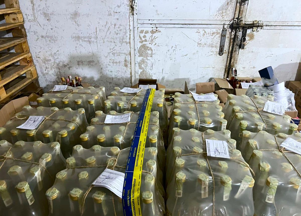 На Прикарпатті судять мешканця Коломиї, в якого знайшли майже 400 ящиків контрафактного алкоголю