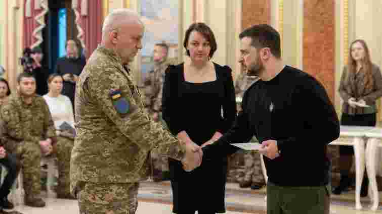 Президент вручив сертифікат на квартиру Герою з Прикарпаття, який стримав наступ росіян на Київ 