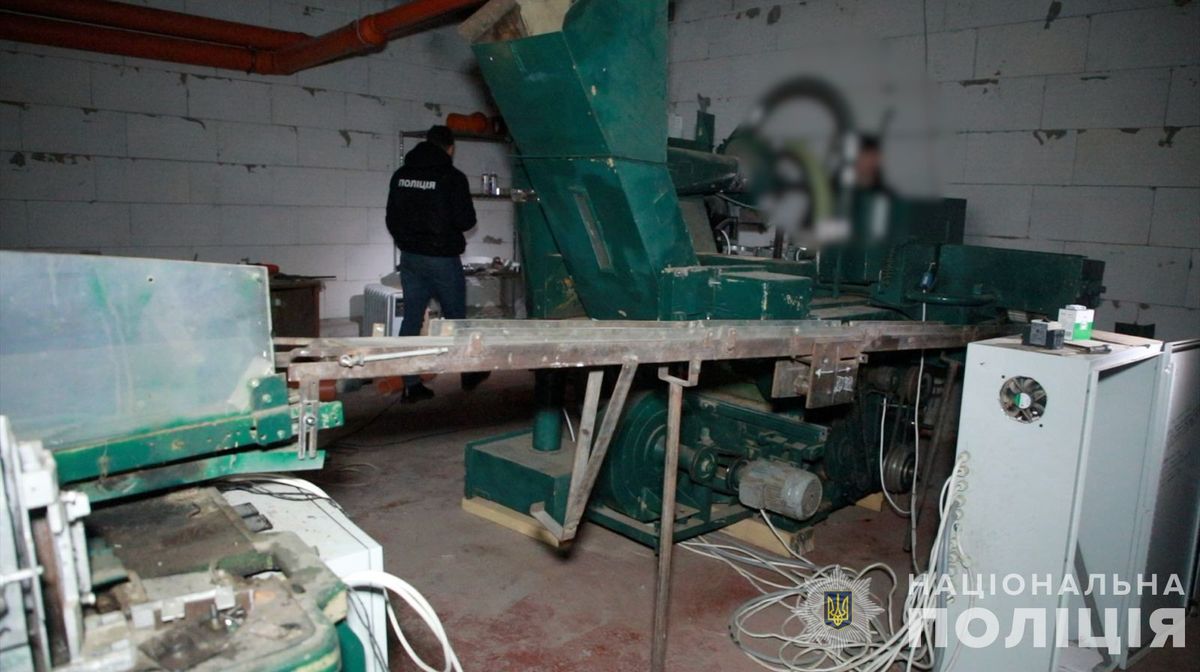 На Черкащині на території колишньої військової частини викрили підпільний тютюновий цех