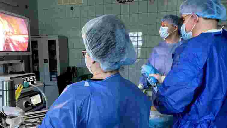 Львівські онкологи одночасно видалили 62-річній мешканці Львова дві злоякісні  пухлини 