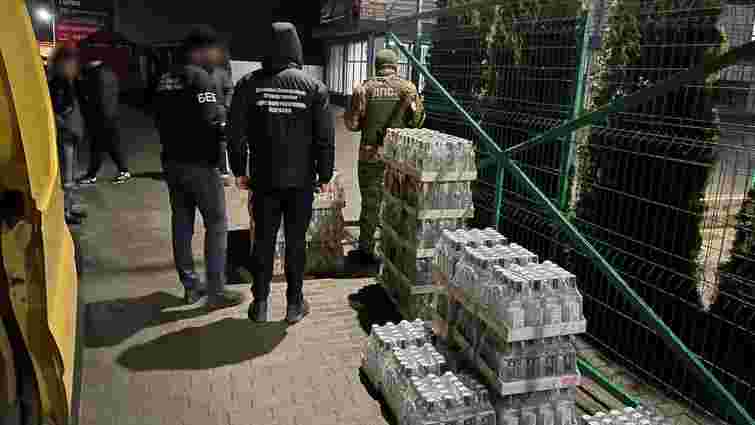 На Закарпатті прикордонники знайшли у водія Renault 1500 пляшок алкоголю з недійсним акцизом