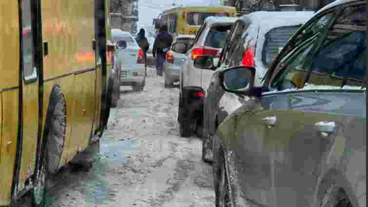 У Тернополі через снігопад десятки ДТП та затори на дорогах