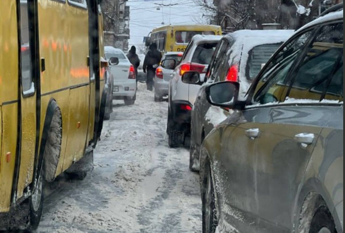 У Тернополі через снігопад десятки ДТП та затори на дорогах