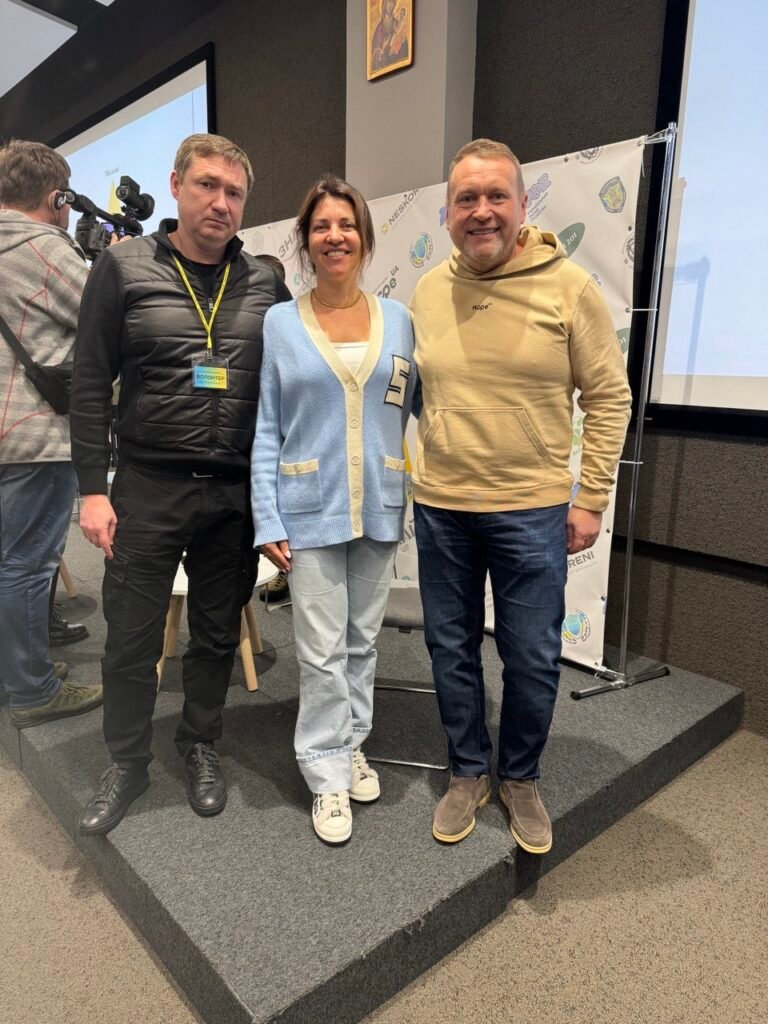 Максим Козицький та Ігор Гринкевич на саміті волонтерів (Фото з сайту Hope UA)