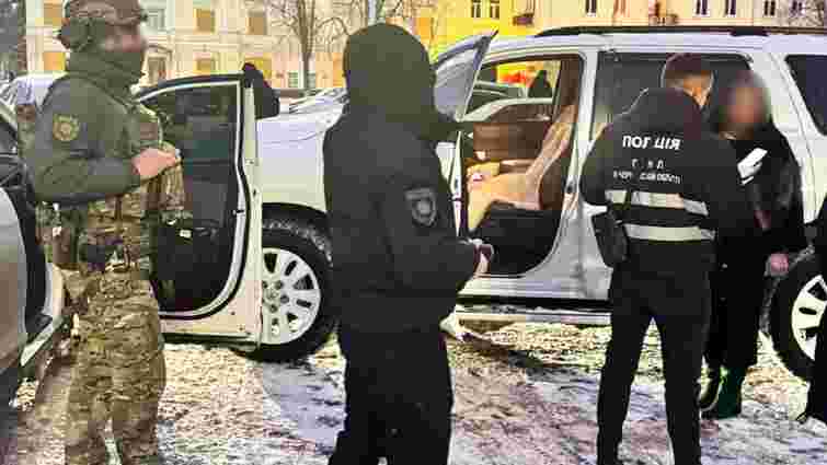 У Чернігові затримали адвокатку на хабарі 200 тис. грн за допомогу в ухиленні від мобілізації
