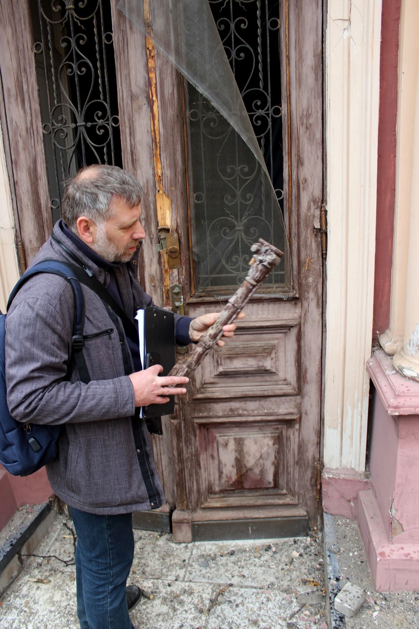 Керівник експедицій HeMo Іван Щурко обстежує понищену спадщину в Одесі (фото HeMo)