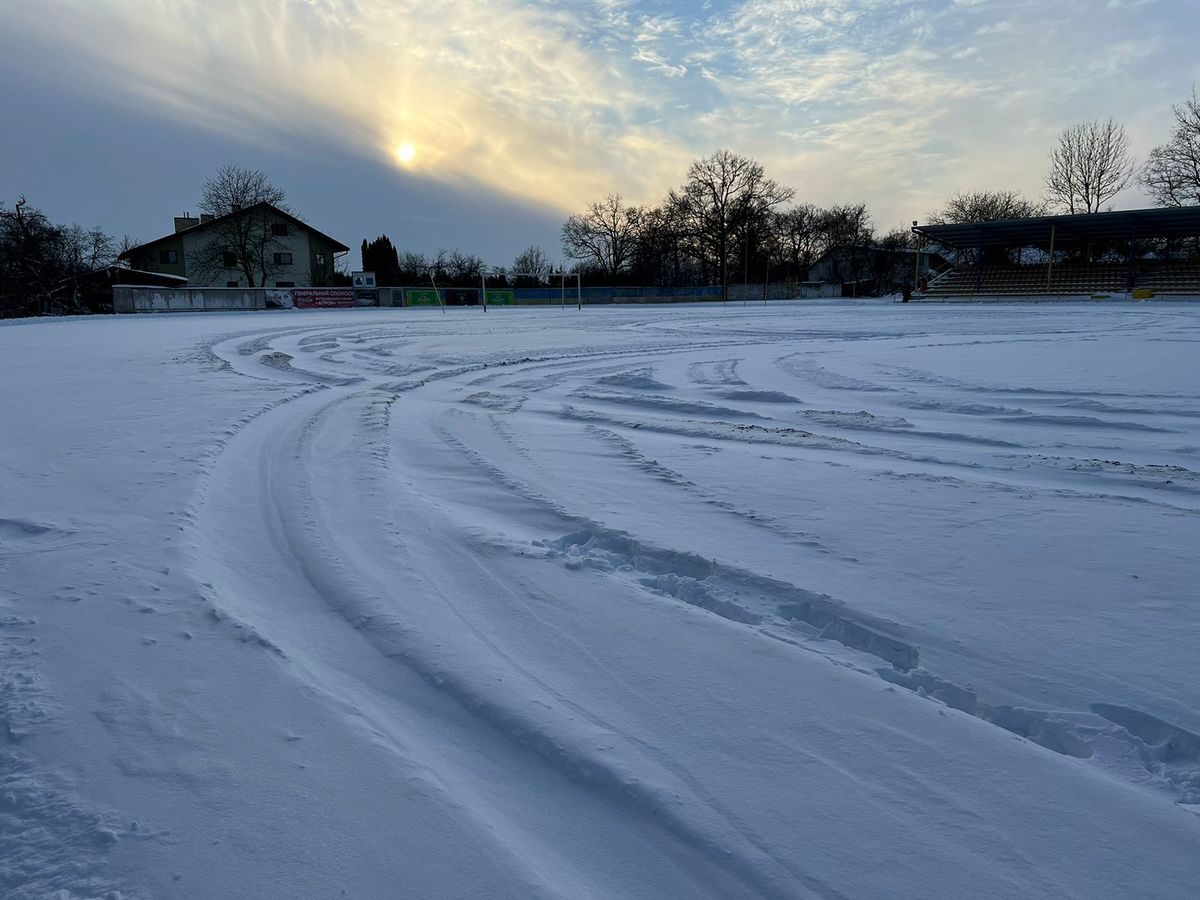 Під Тернополем невідомі водії влаштували ралі на футбольному полі