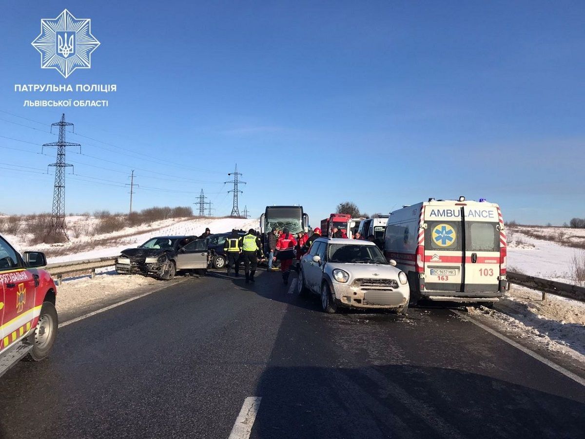 Через ДТП на об'їзній Львова перекриті обидві смуги руху 