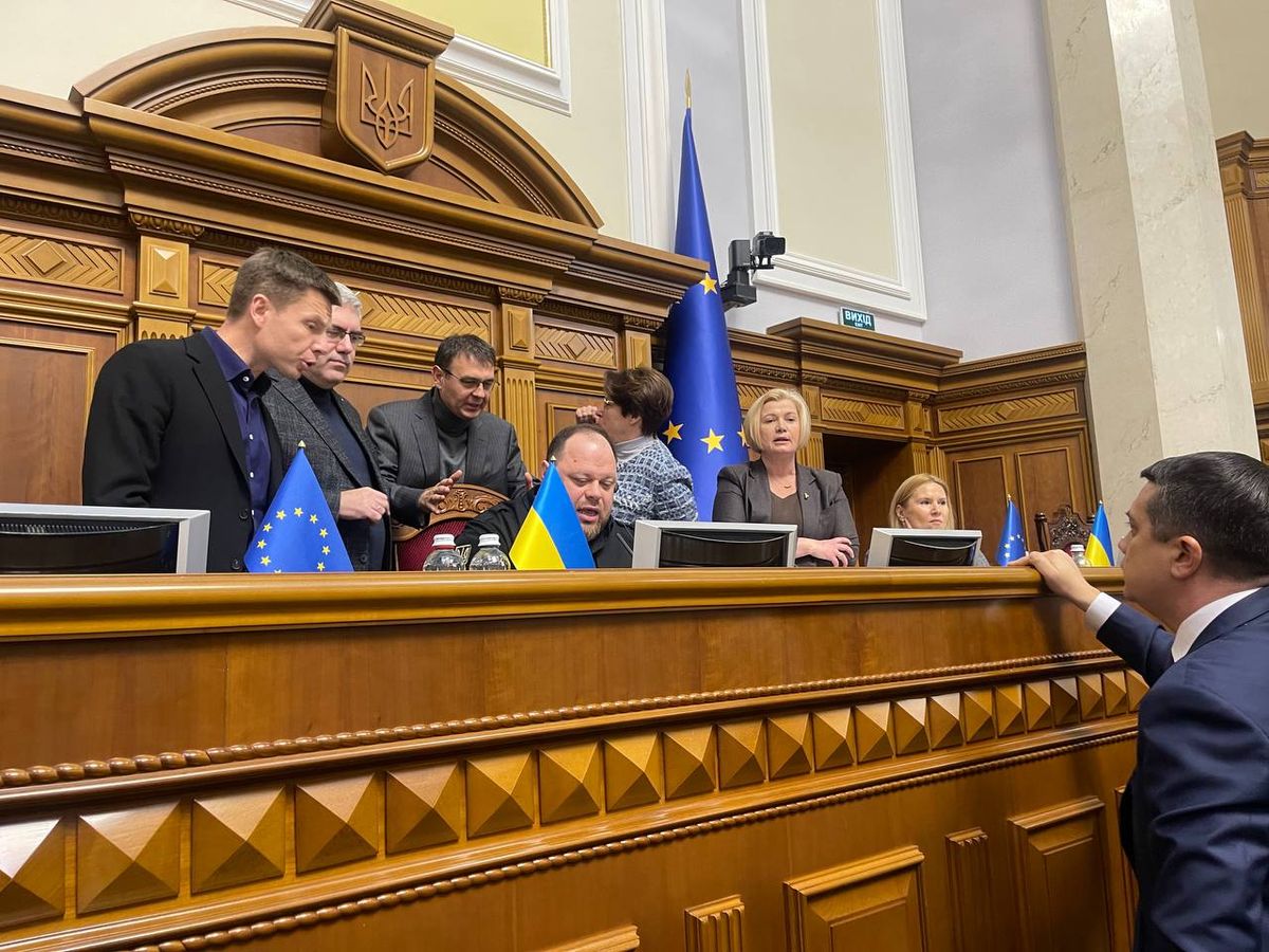 У Верховній Раді заблокували трибуну через недопуск постанови про звільнення Безуглої