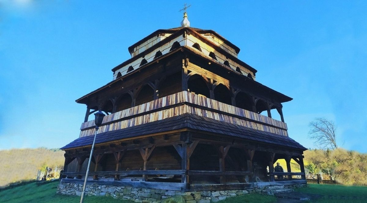 Ясениця-Замкова: бойківська дзвіниця з дерев’яними галереями і музеєм