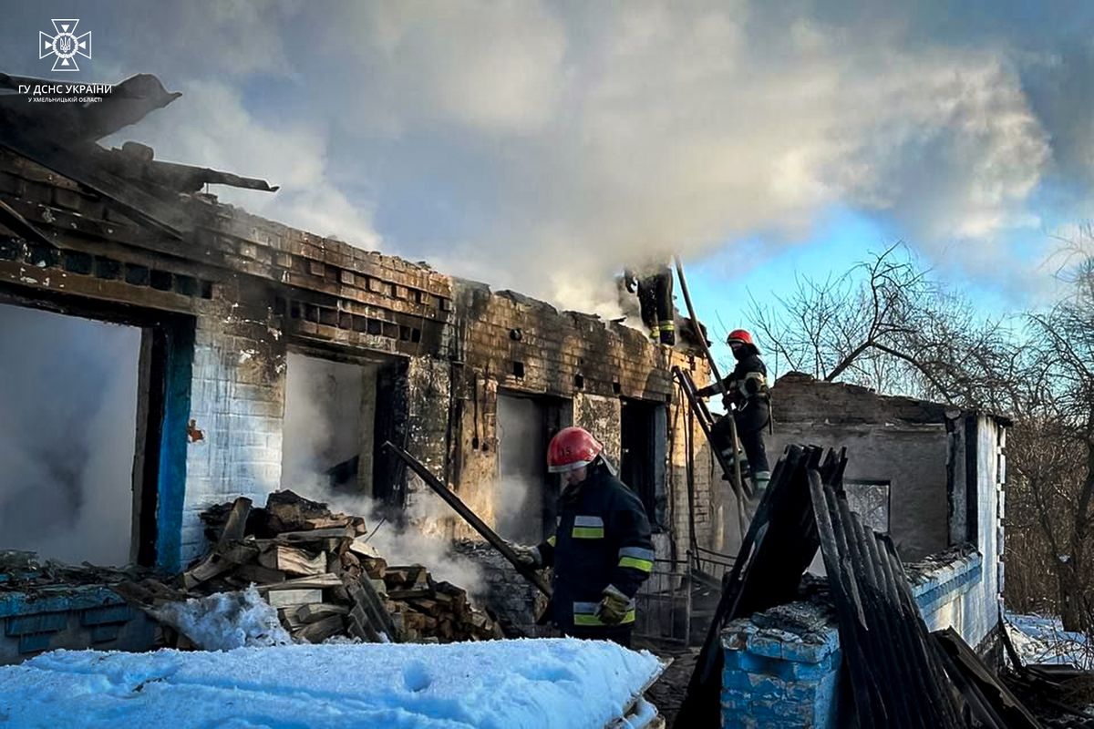У вщент згорілому будинку на Хмельниччині виявили тіло літньої жінки