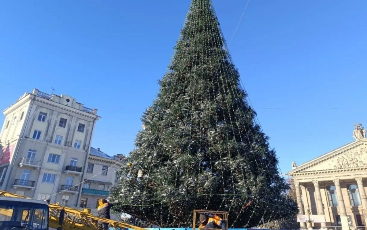 У Тернополі розібрали, а потім назад встановили ялинку на центральному майдані