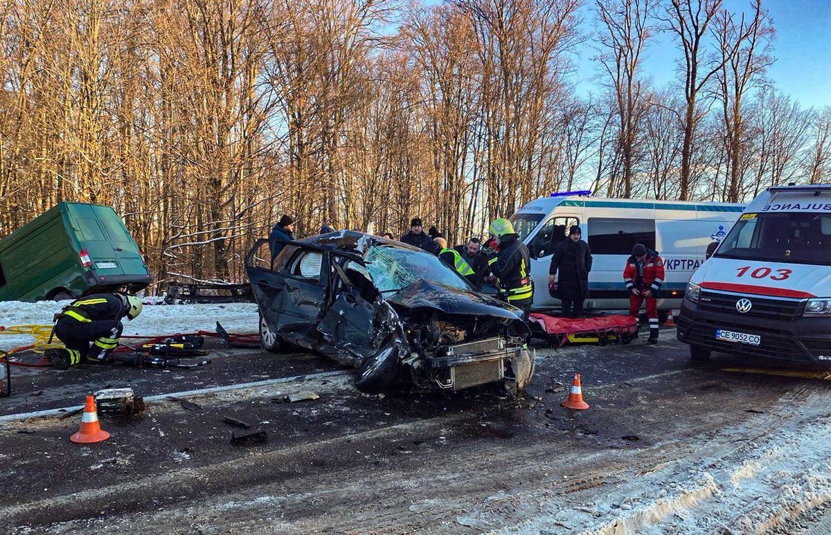 Біля Чернівців в ДТП водійку затисло в понівеченому автомобілі