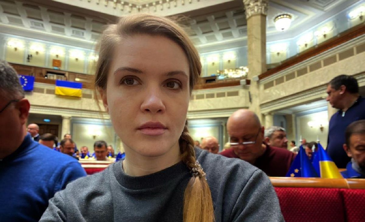 Мар’яна Безугла оголосила про вихід з фракції та партії «Слуга народу»