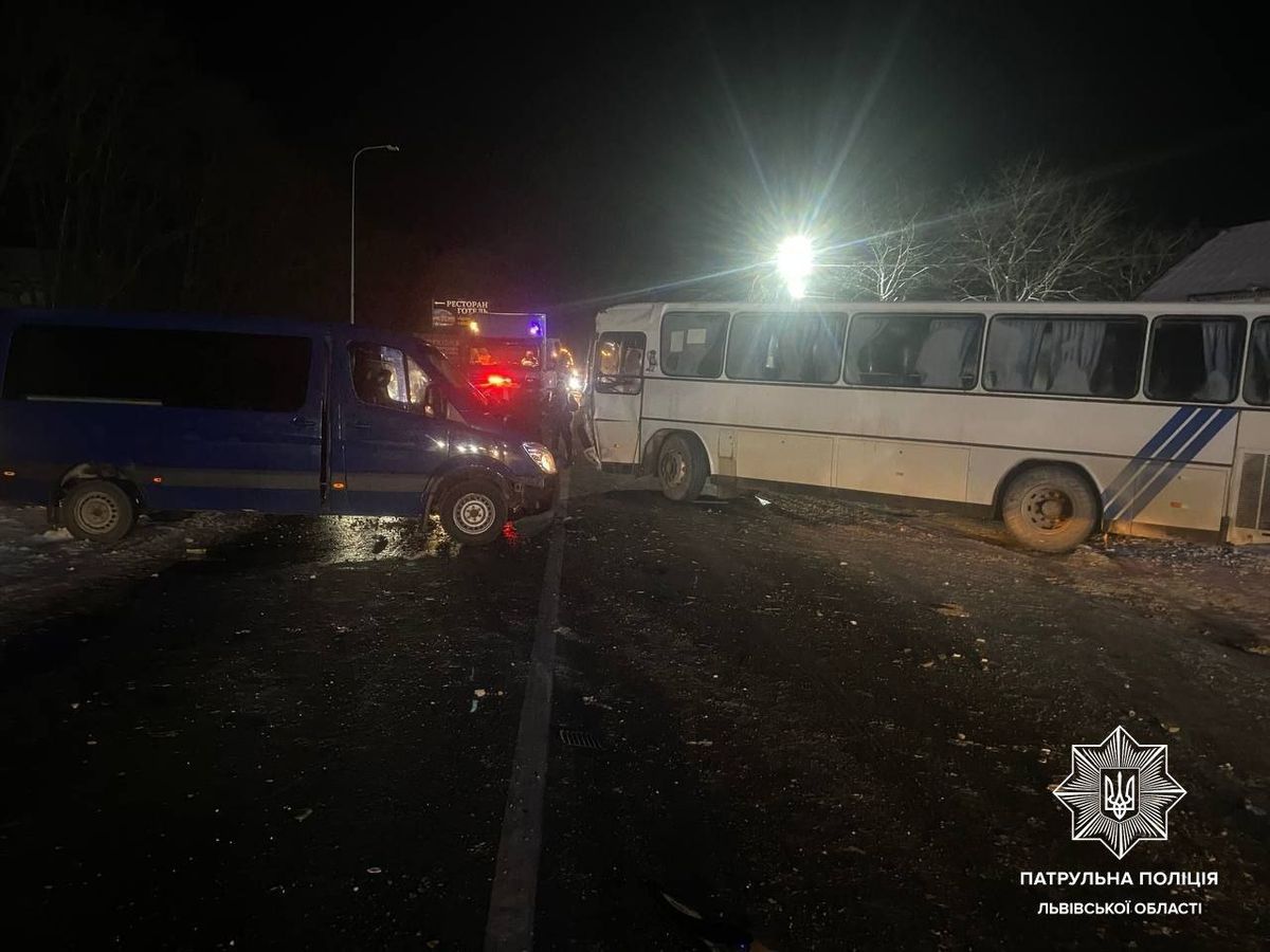 На трасі Київ – Чоп ускладнений рух через важку ДТП між двома автобусами