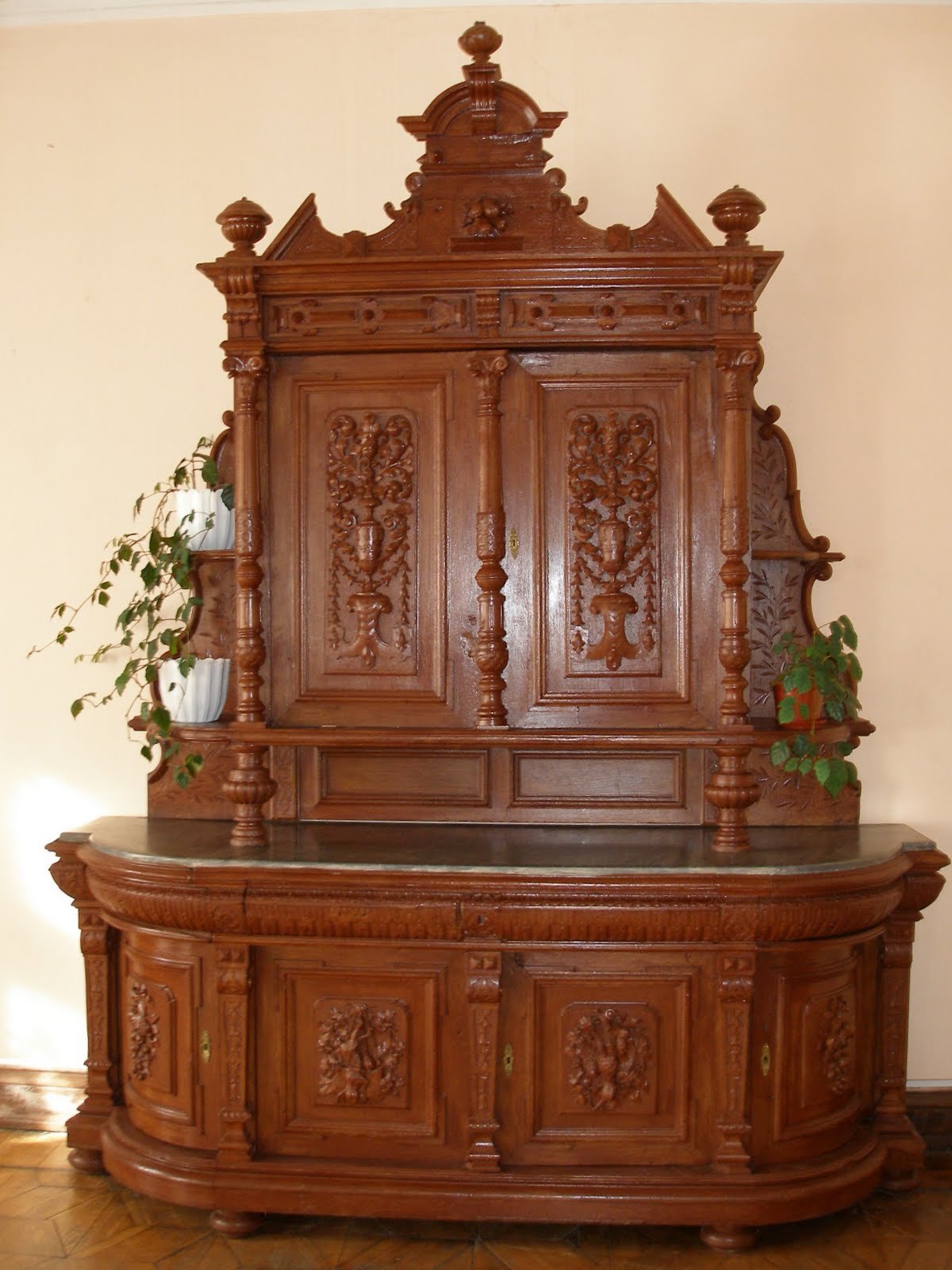 Креденси відтворюють епоху того часу, але були зроблені для інших маєтків (фото ZAXID.NET)