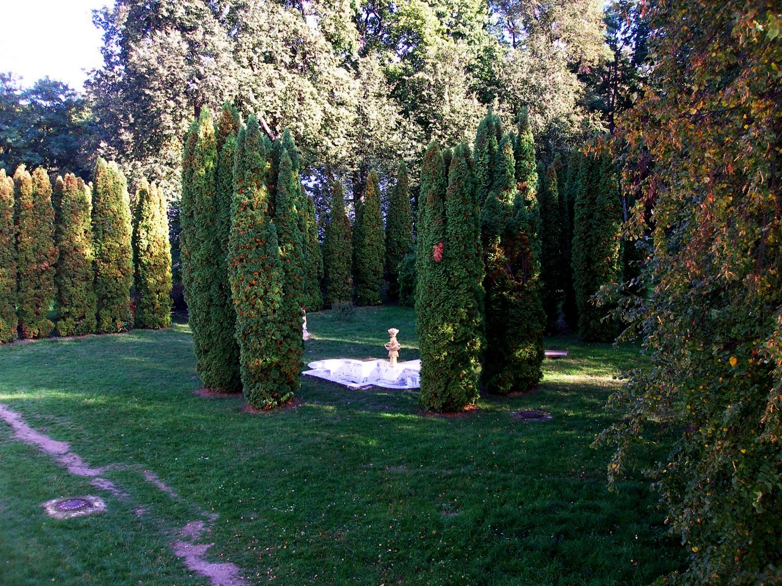 Довкола маєтку є великий парк (фото ZAXID.NET)