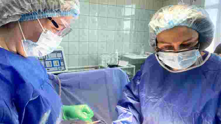 Львівські хірурги видалили 20-річній дівчині 30-сантиметрову пухлину яйника