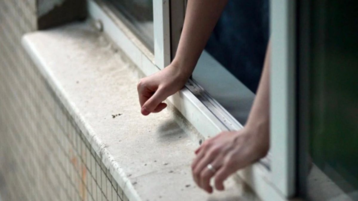 У Коломиї 15-річна школярка випала з вікна дев’ятого поверху і загинула