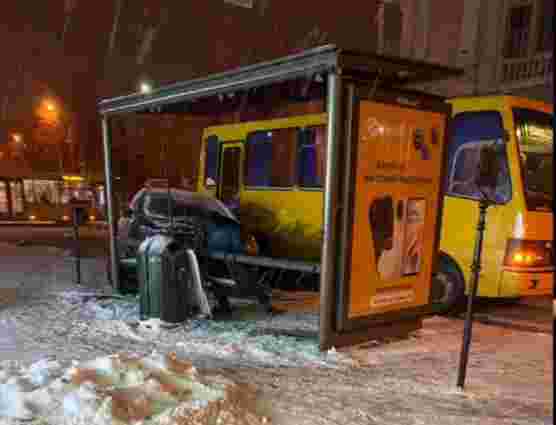 У центрі Львова водій Opel зіткнувся з маршруткою і вʼїхав у зупинку