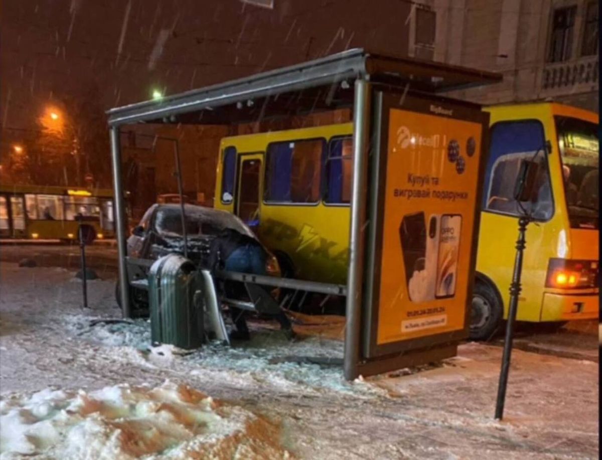 У центрі Львова водій Opel зіткнувся з маршруткою і вʼїхав у зупинку