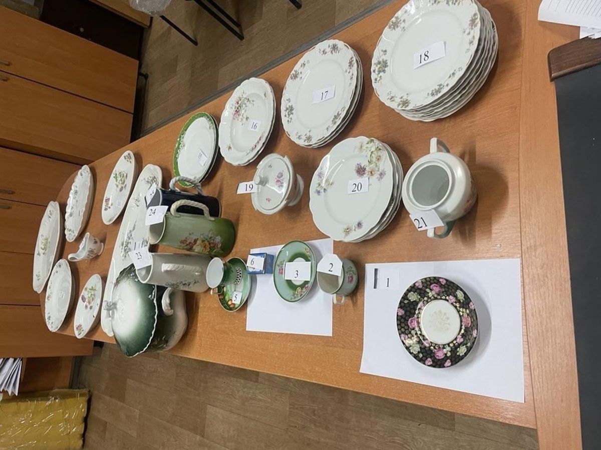 Під час спроби вивезти з України антикварний посуд у Краковці затримали латвійця