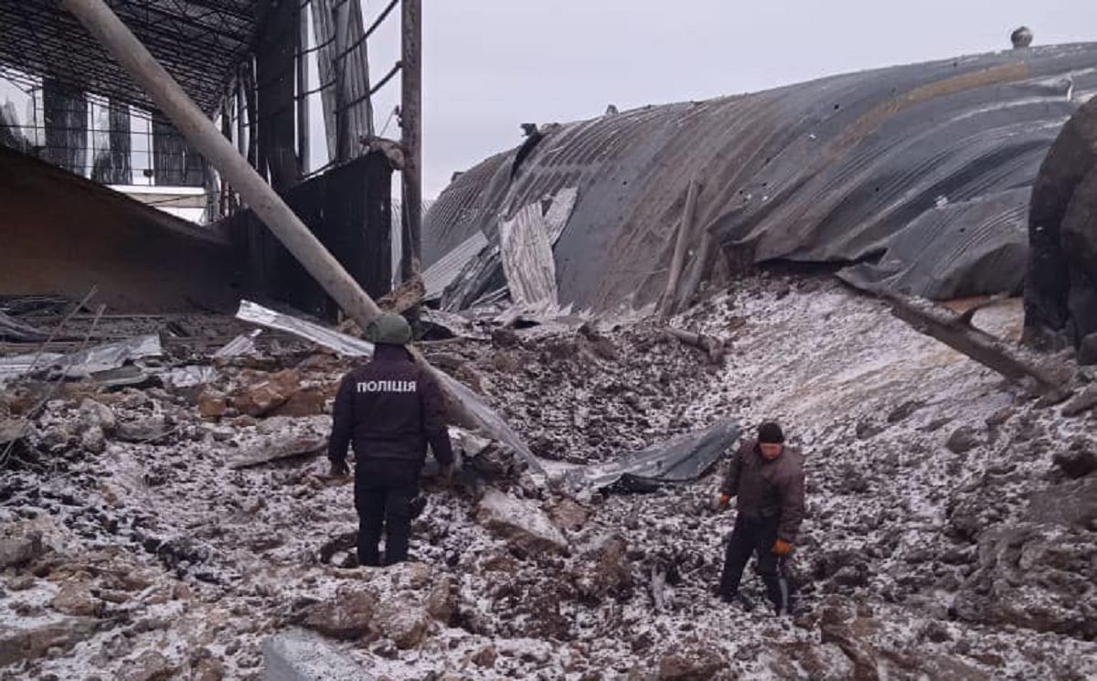 Росіяни знищили авіабомбами ангари із зерном у Вовчанську