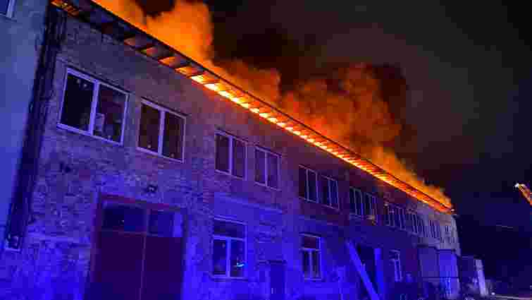 Масштабну пожежу під Ужгородом гасили майже три десятки рятувальників