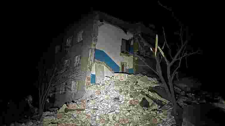 Росіяни вдарили по триповерховому будинку на Донеччині, під завалами п'ятеро людей