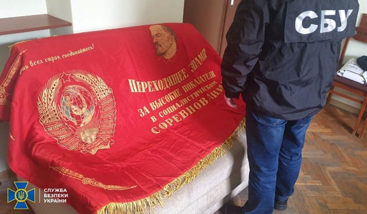 Мешканцю Львівщини винесли вирок за продаж радянського прапора