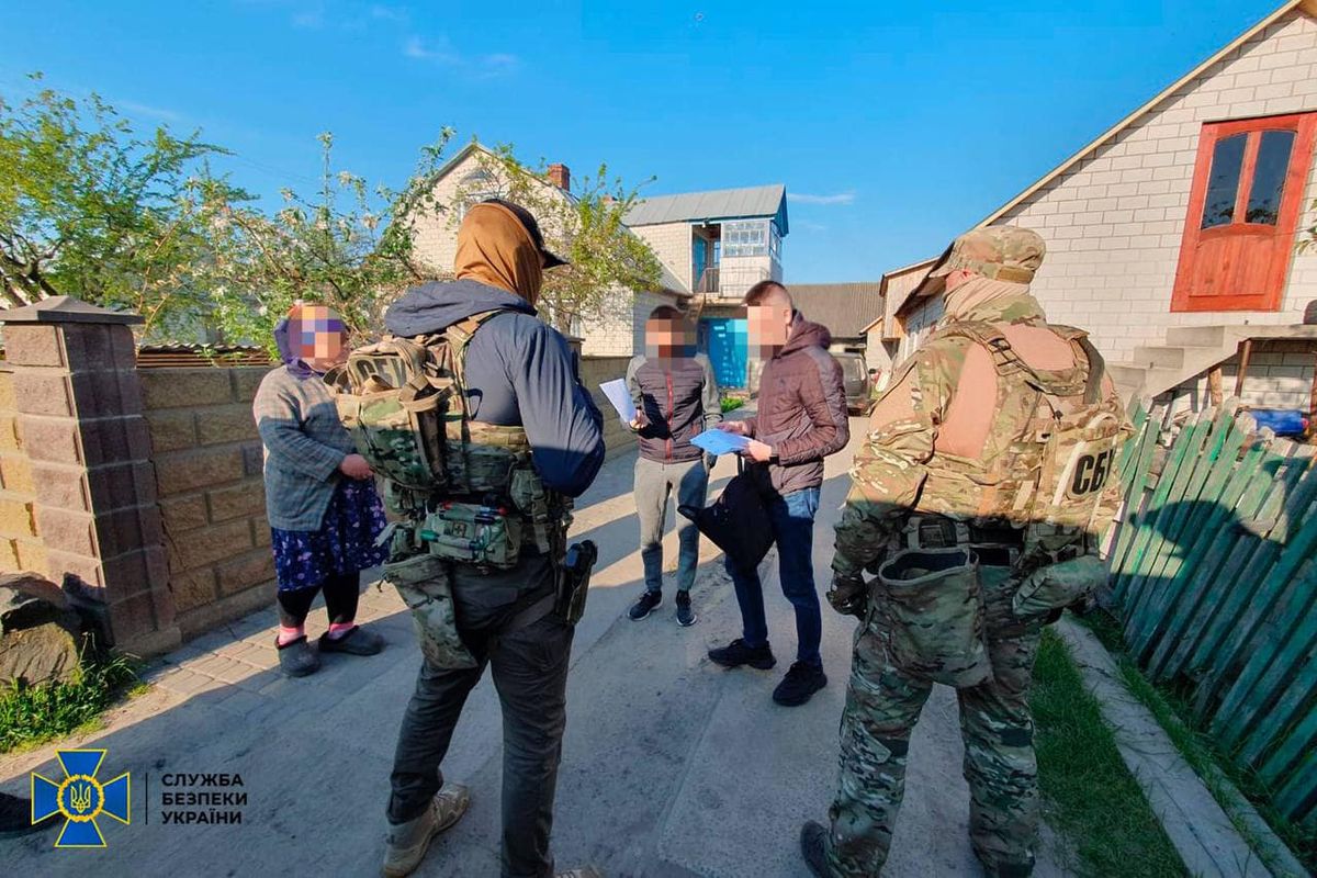 На Рівненщині та Львівщині затримали спільників, які переправили за кордон 62 чоловіків