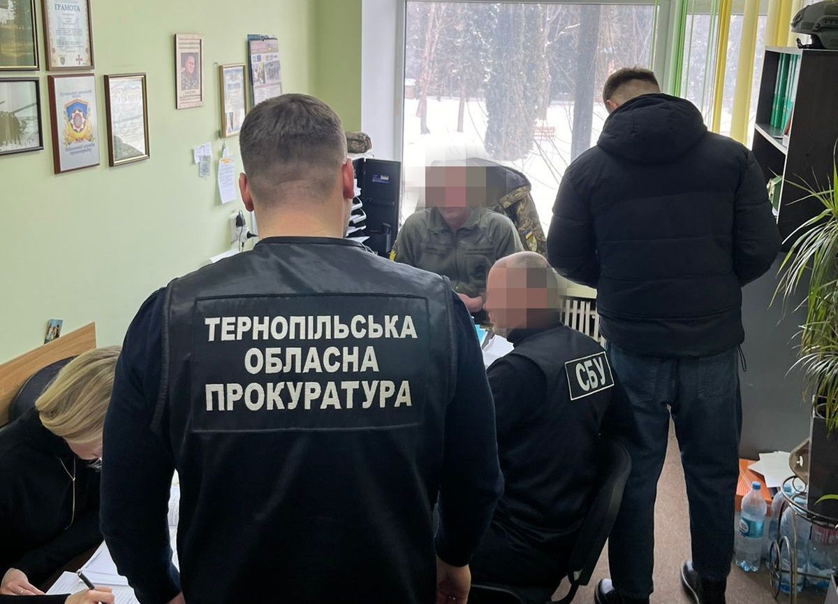 Працівник ТЦК вимагав 1500 доларів за сприяння відстрочки від призову