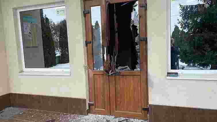 На Тернопільщині вхідні двері до селищної ради підірвали гранатою