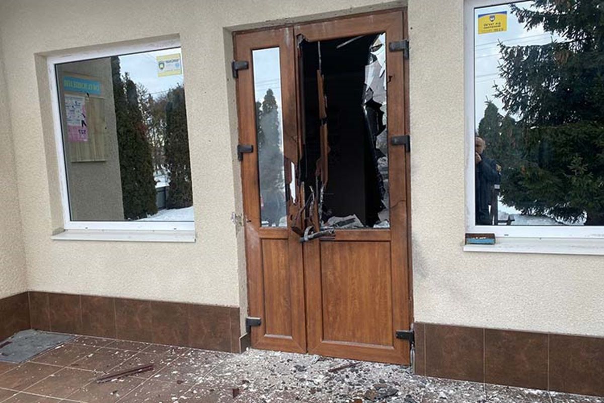 На Тернопільщині вхідні двері до селищної ради підірвали гранатою