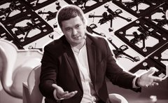 З дроном крокує проста людина