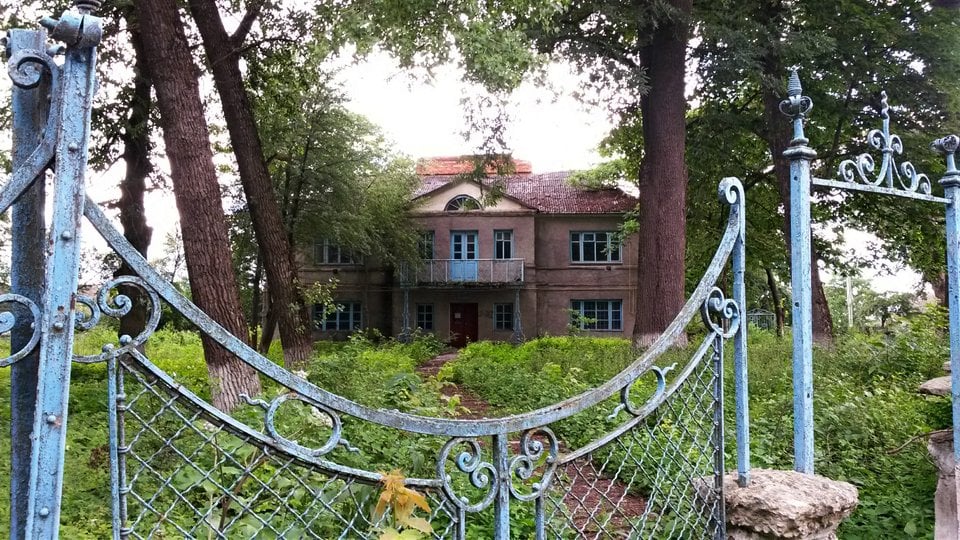 Балкон колишнього рибгоспу, а раніше вілли, підпирають стовпи електричних ліхтарів, що були біля палацу (фото ZAXID.NET)