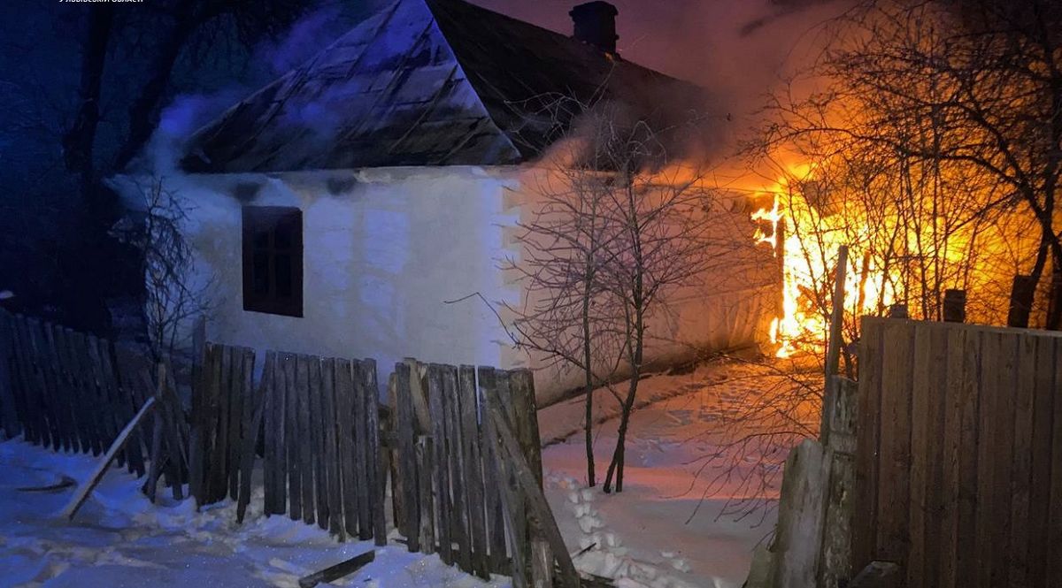 На Львівщині через несправну піч згорів житловий будинок, загинула жінка
