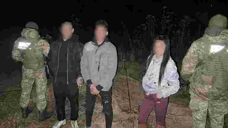 На Закарпатті затримали двох ухилянтів з жінкою, які перелазили паркан на кордоні з Угорщиною